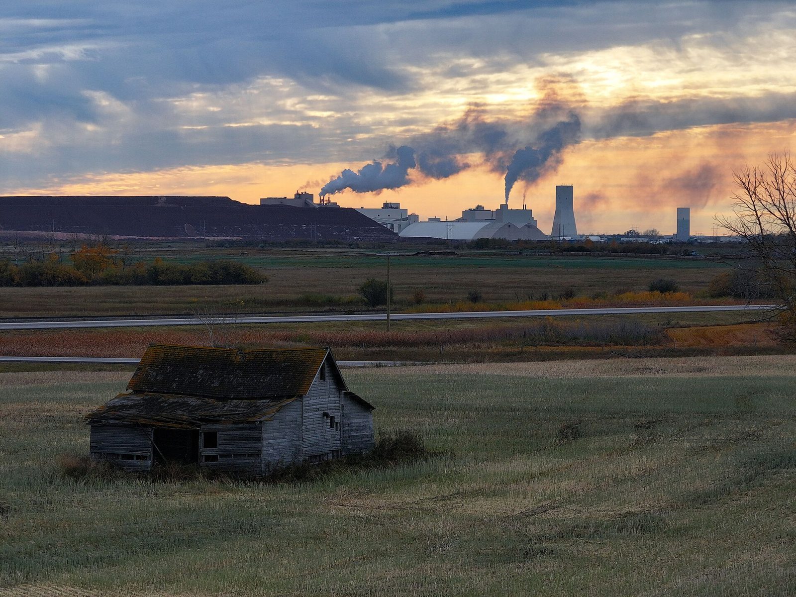 Canpotex Neptune Terminal Upgrade — Saskatchewan Pumps $500 Million Into Port Of Vancouver Potash Hub 2 Surface facilities of a potash mine in Saskatchewan at sunset