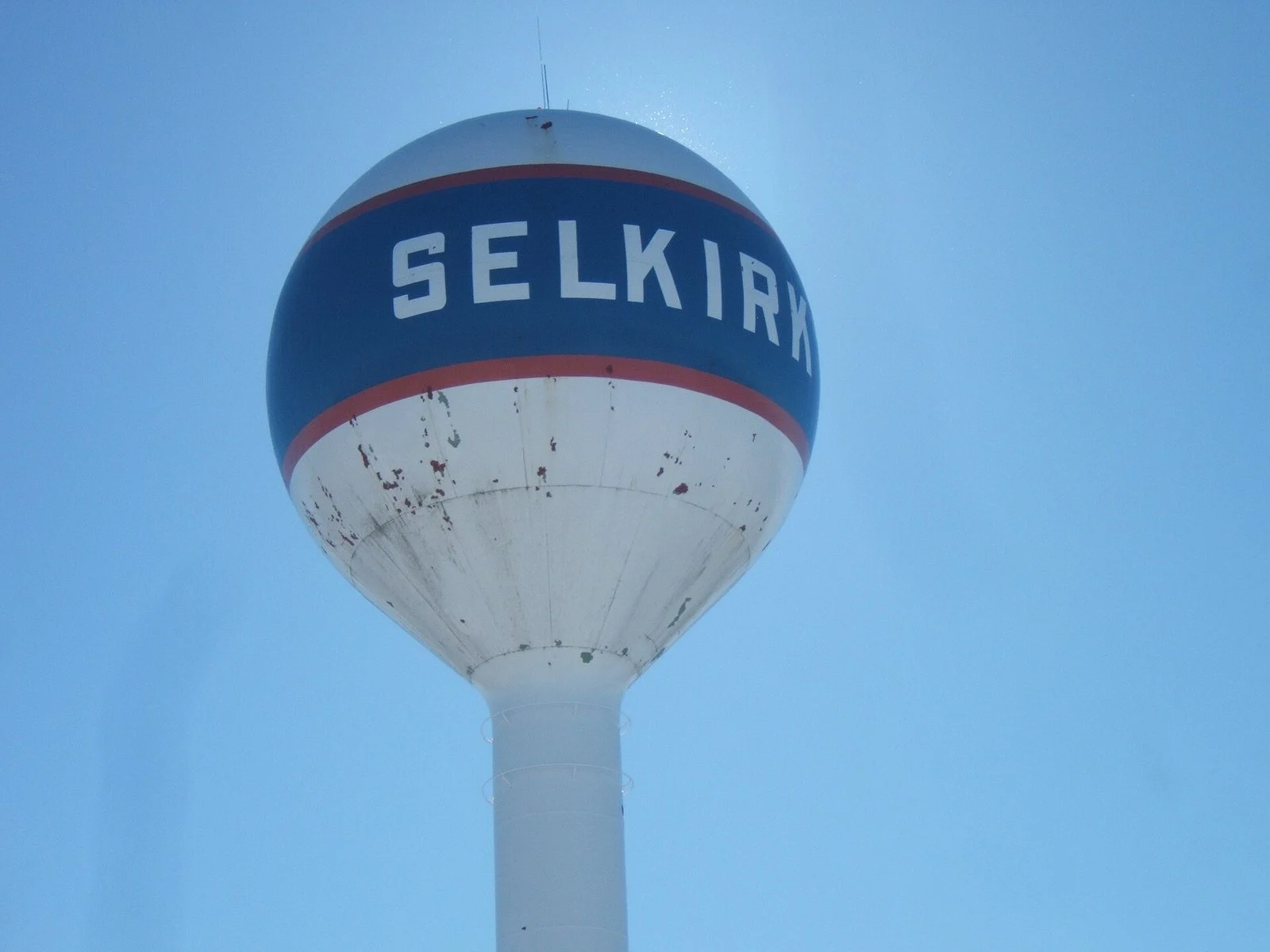 Manitoba Psychiatrists: 17 New Hires In Mental Health Care Push To Ease Er Pressure 1 Water tower in Selkirk, Manitoba with SELKIRK lettering against a blue sky