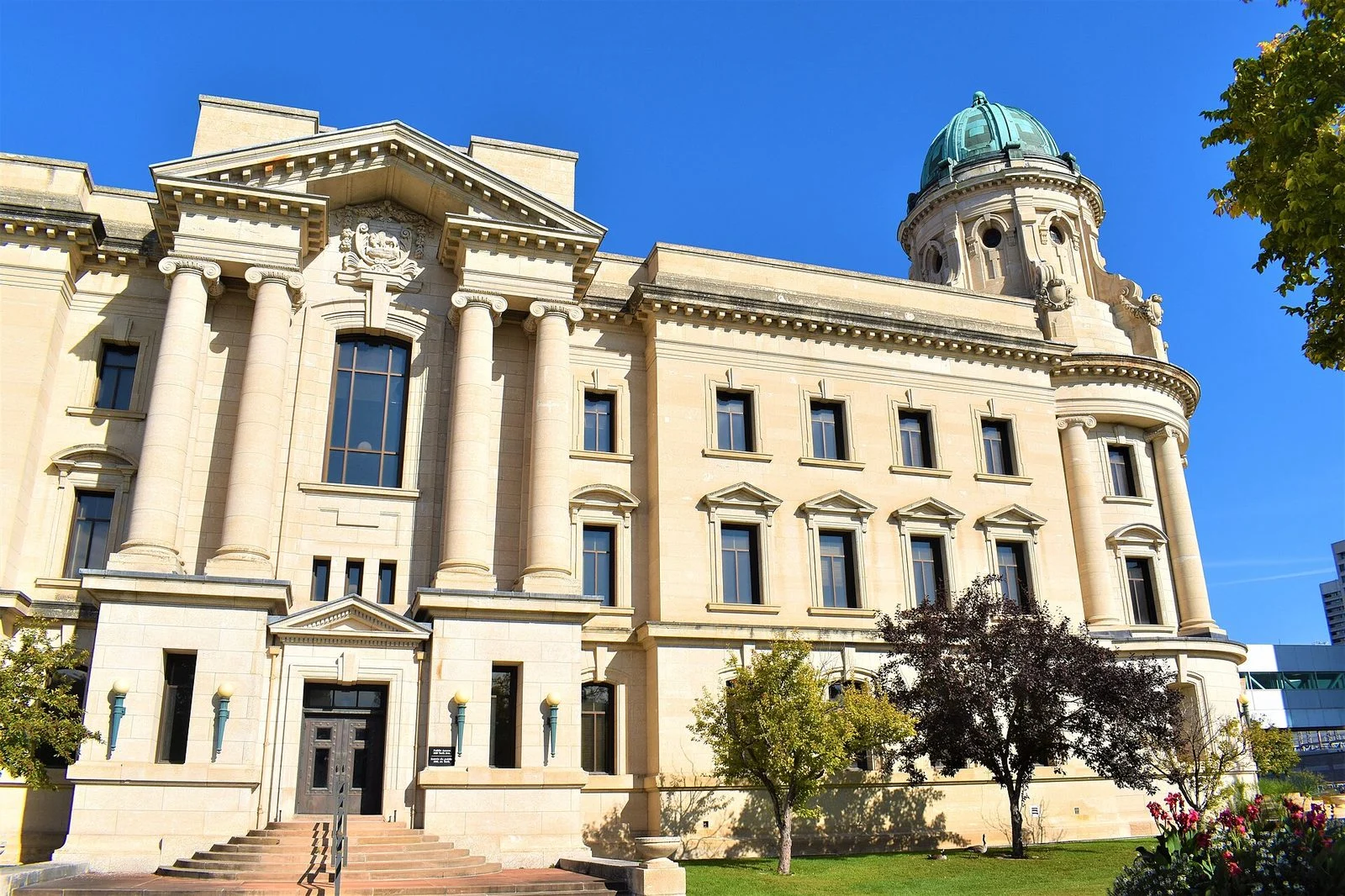Virginia Blatz Lawsuit 2026 — Family Sues Morden Dentist Over Wisdom-Tooth Death 1 The Winnipeg Law Courts Building, home to Manitoba's Court of King's Bench where the Virginia Blatz Lawsuit was filed
